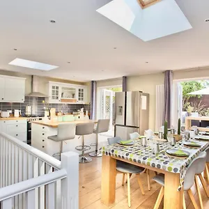 https://luxury-home-hot-tub-pool-table-cinema-room-close-to-beach.bournemouth-hotels.org