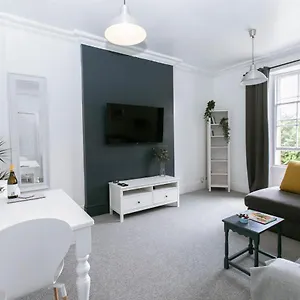 Spacious Apartment, Free Parking, Location Near To Uni, Hospital, Town Apartment
